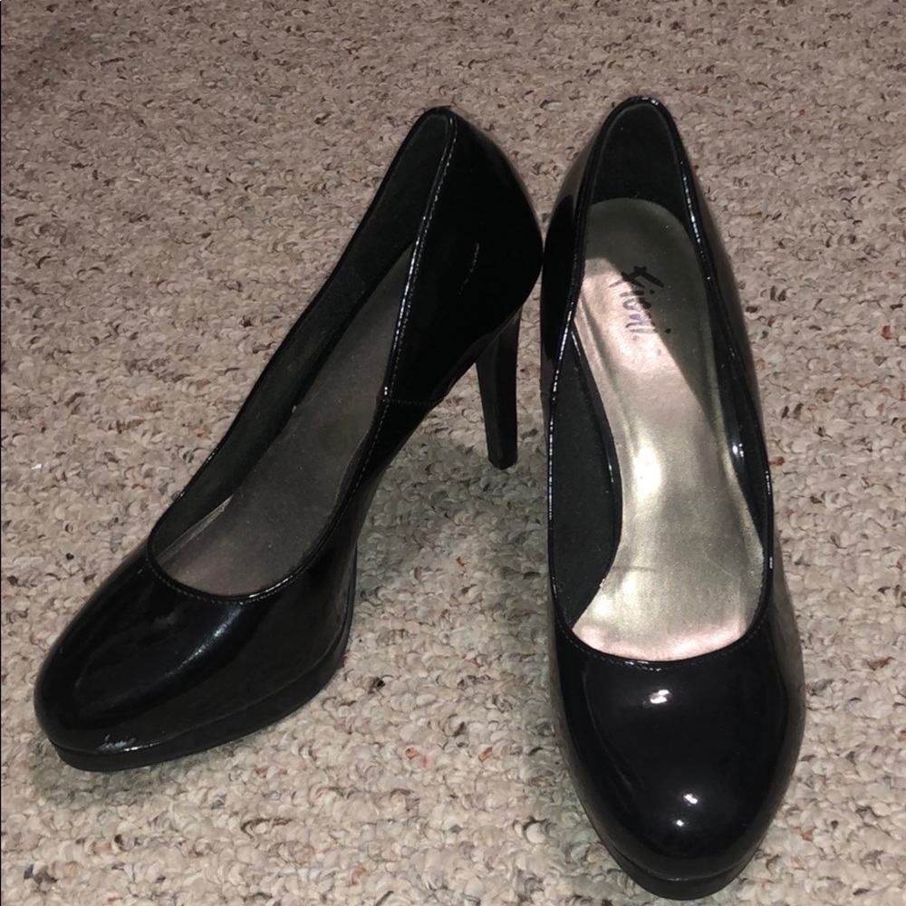 Black pumps!